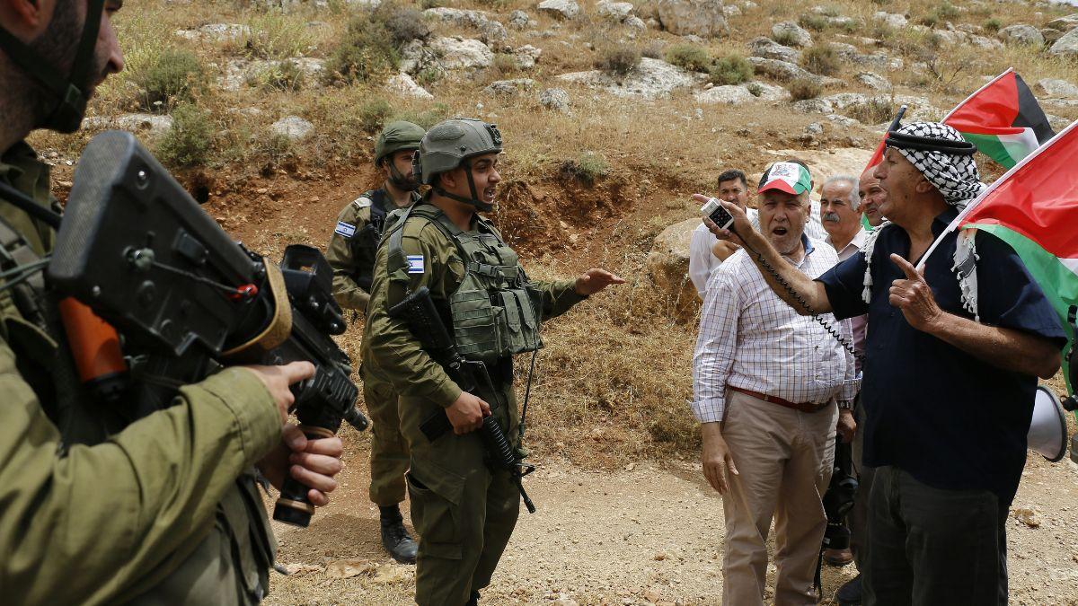 Photo of Israeli military and Lebanese protesters