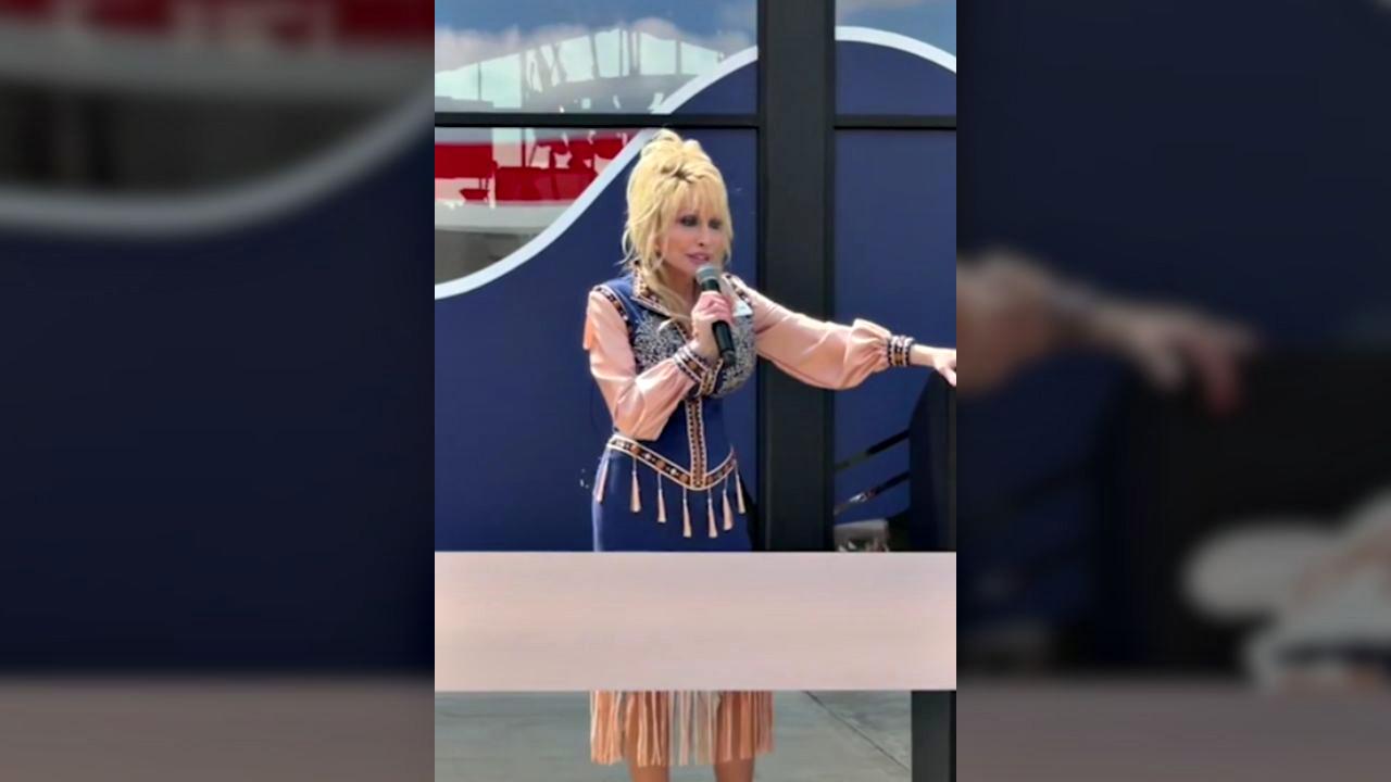 Some fans in attendance noted she had trouble speaking and was slurring her words.