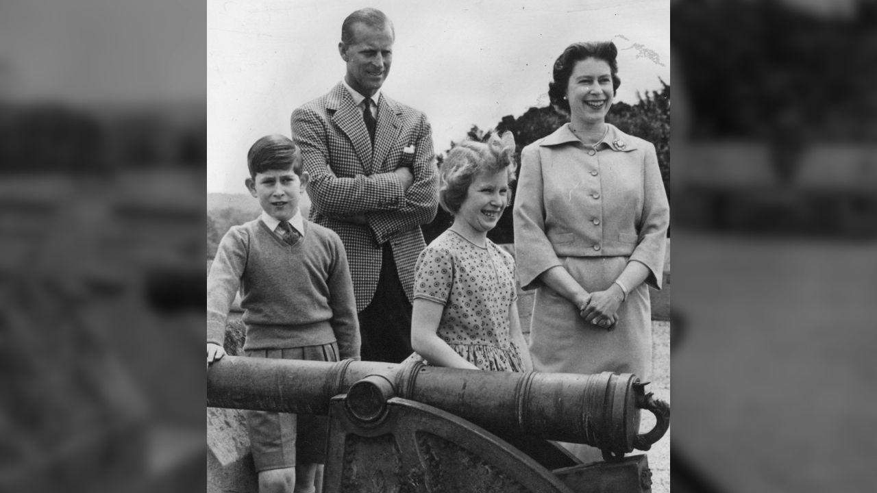 Photo of Queen Elizabeth and family