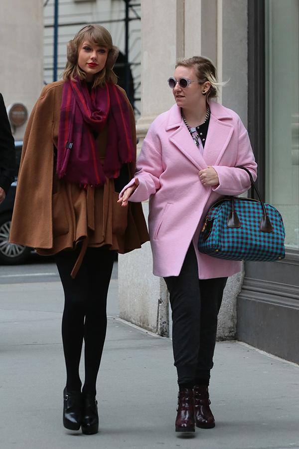 //Taylor Swift and Lena Dunham Hold Hands