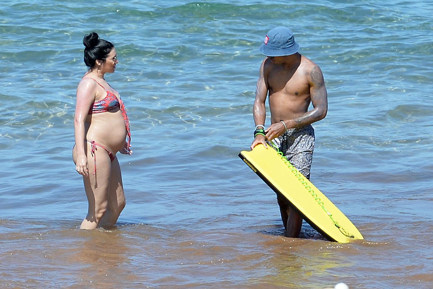 Eddie Murphy’s Fiancée Heats Up Hawaii Just Months After Giving Birth