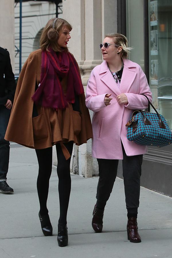 //Taylor Swift and Lena Dunham Hold Hands