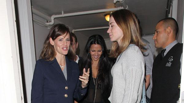 //ffn_affleck_damon_blunt_thumbs__