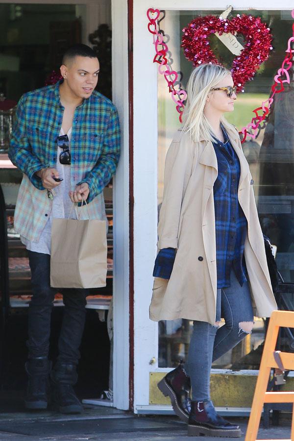 //ashlee simpson evan ross pregnant