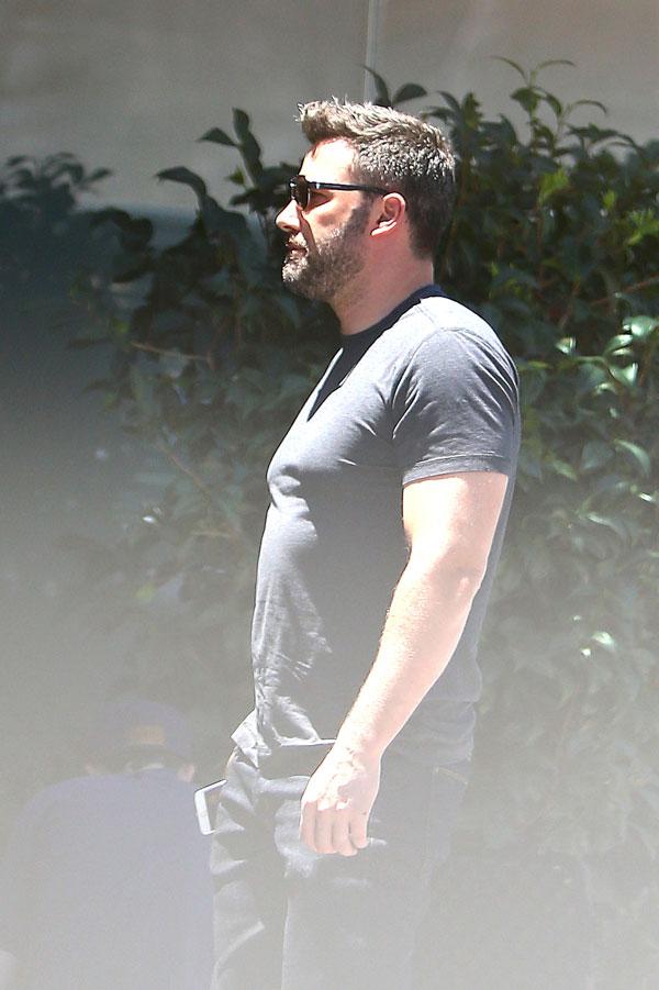 //ben affleck jennifer garner divorce ring off again after comic con