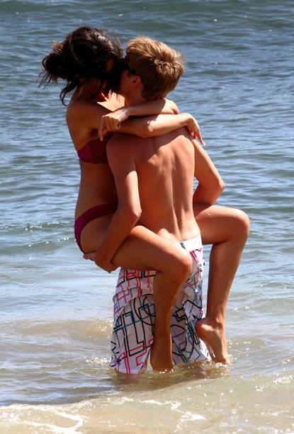 selena gomez and justin bieber kissing in the pool