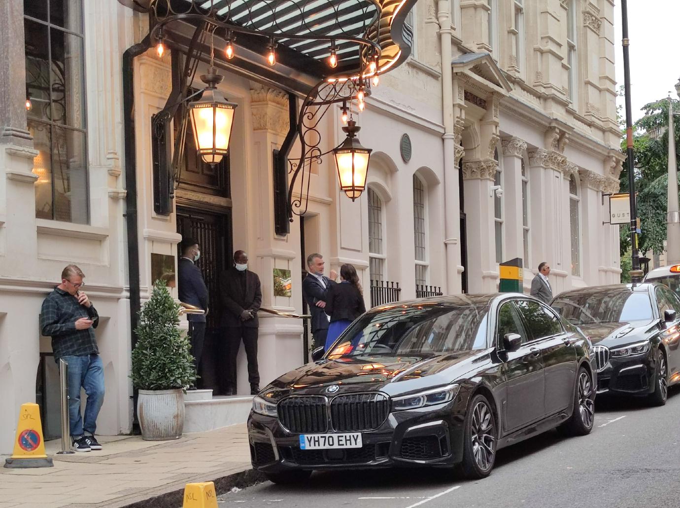 tom cruise bmw outside hotel gallery pic