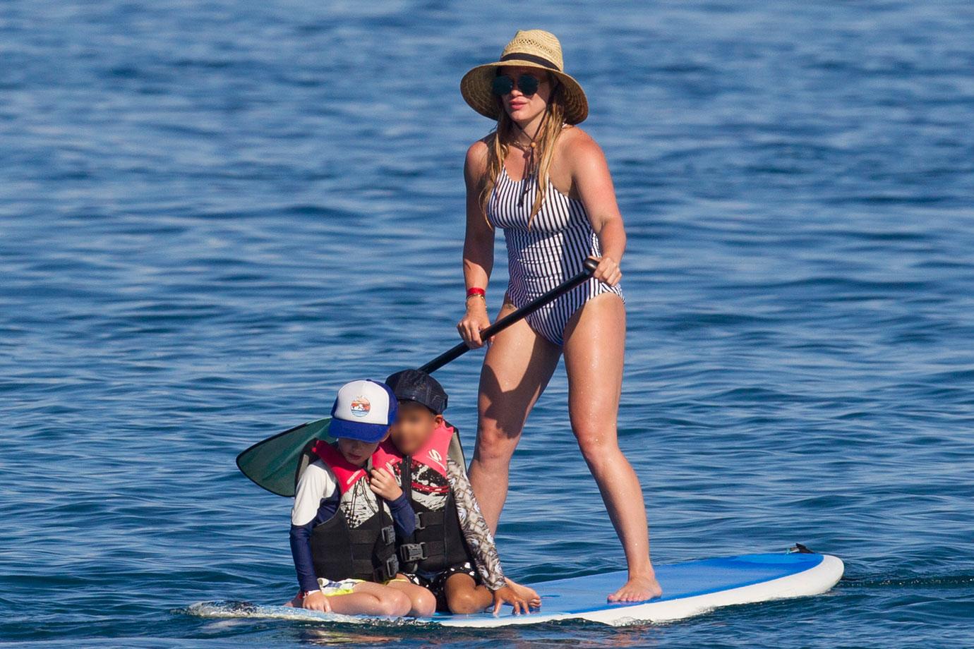 //Hilary duff toned paddleboarding son luca