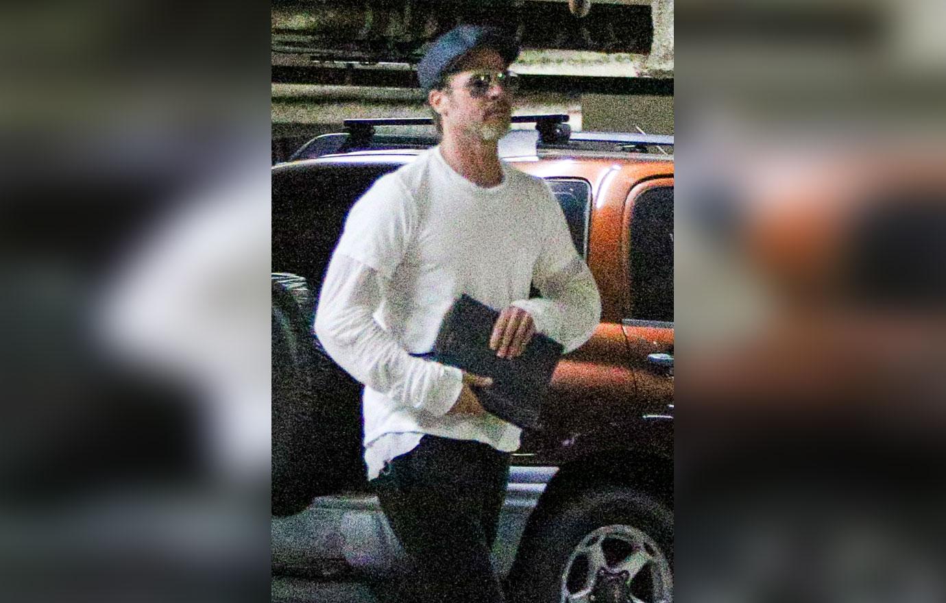 //brad pitt grabs stomach before meeting