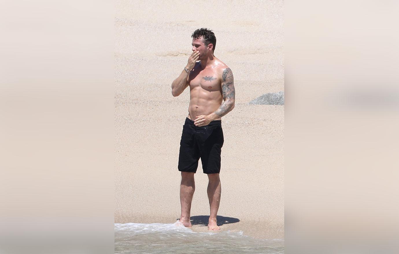 Ryan Phillippe Shirtless – Reese Witherspoon’s Ex Shows Off Hot Body During Mexican Vacation