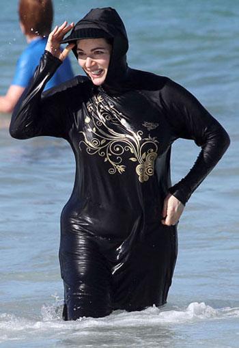 Photos Nigella Lawson Cooks Up Beach Blunder