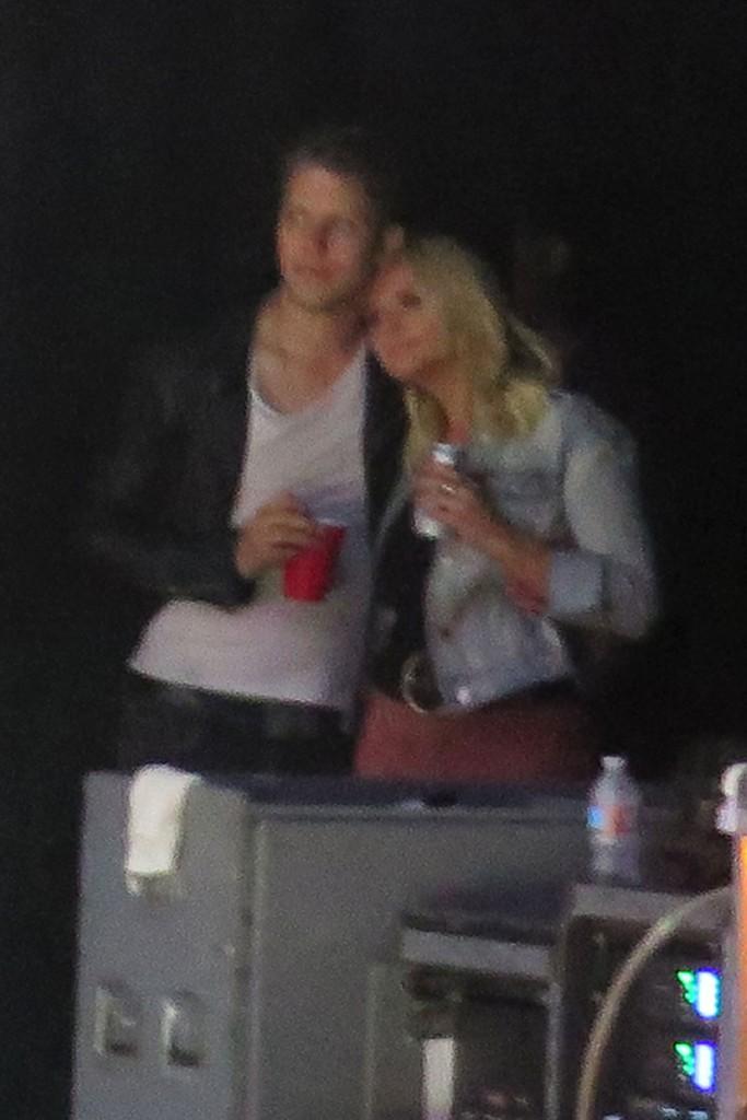 //miranda lambert boyfriend anderson east kissing photos