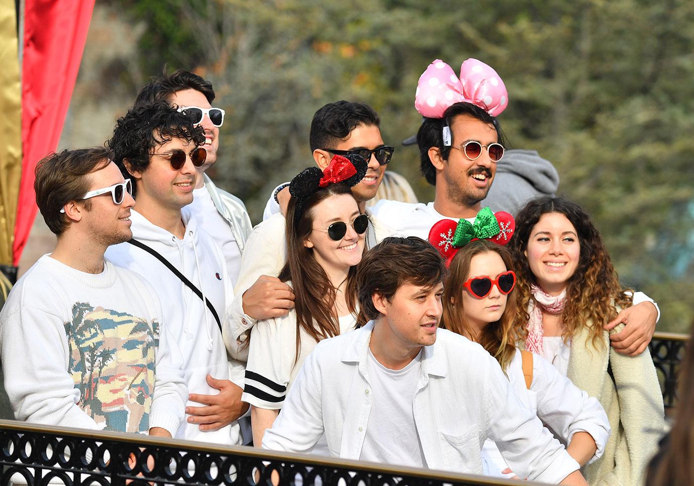 carrie fisher daughter billie lourd disneyland