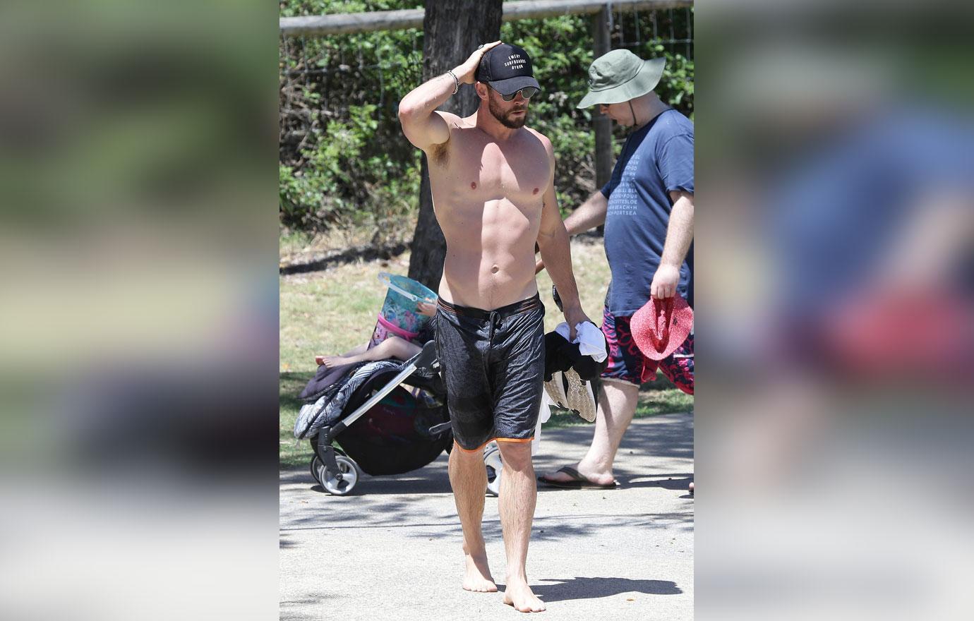 Chris Hemsworth Shows Of His Amazing Beach Body