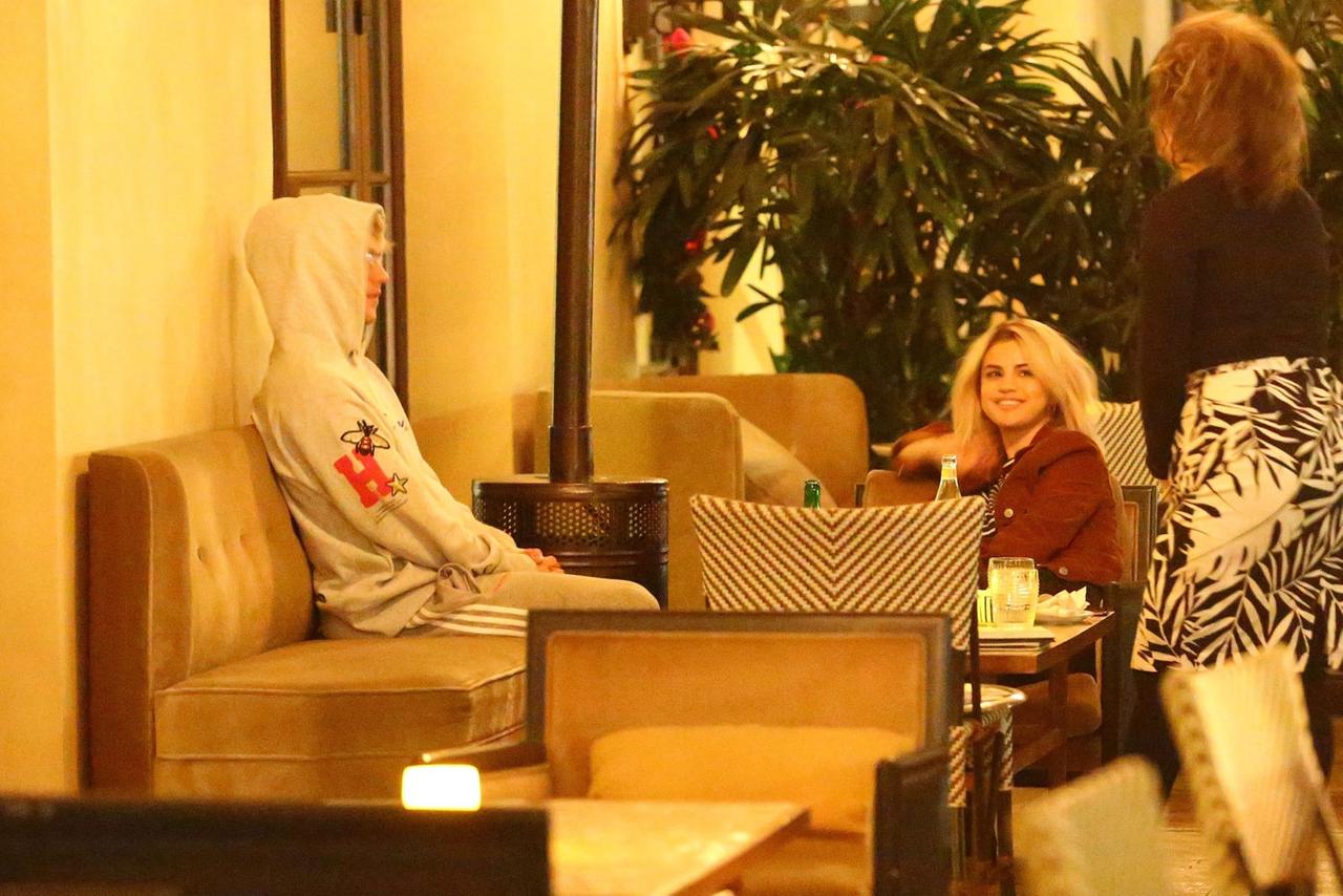 PDA! Selena Gomez & Justin Bieber Share Hotel Kiss In New Photos