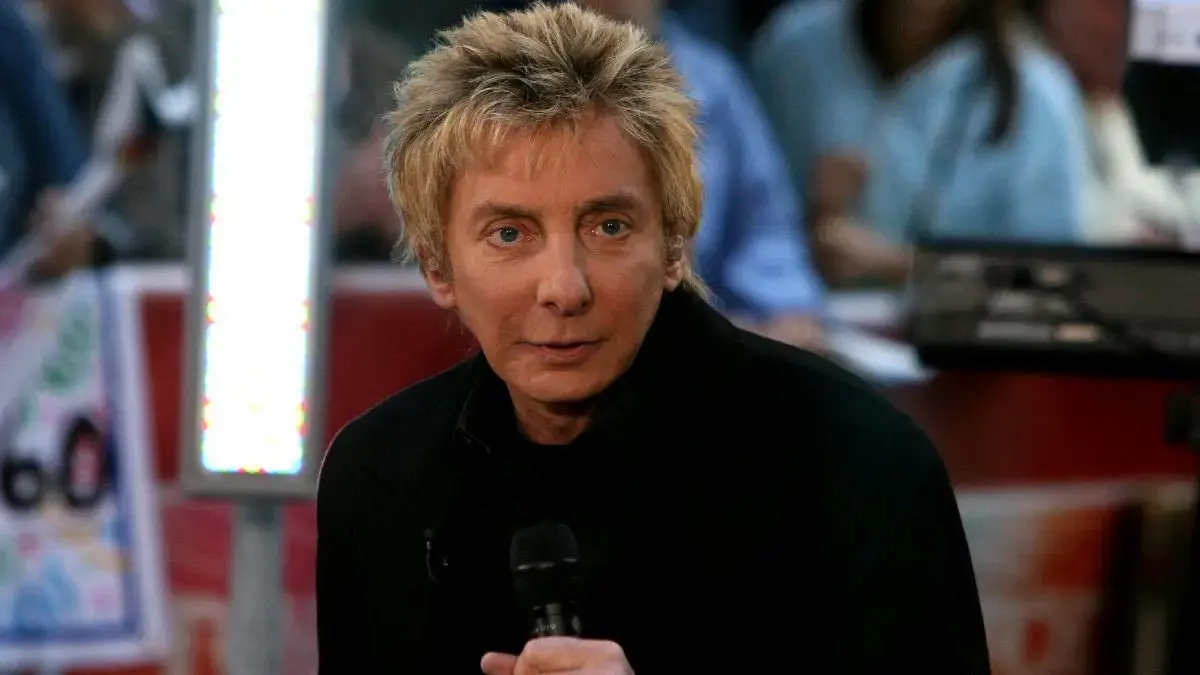 Barry Manilow is currently battling lung cancer.