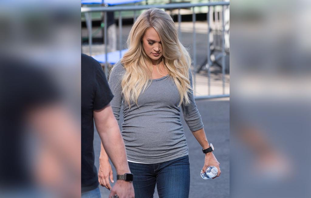 Pregnant Carrie Underwood Shows Off Baby Bump At ‘Jimmy Kimmel Live’