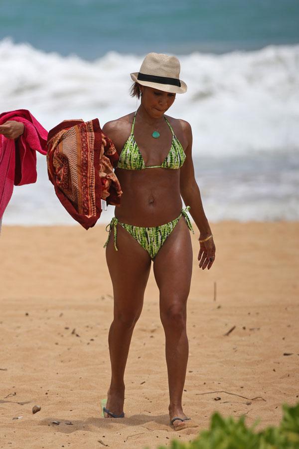 Jada Pinkett Smith Is a Hot Mama on Hawaiian Vacation With Willow