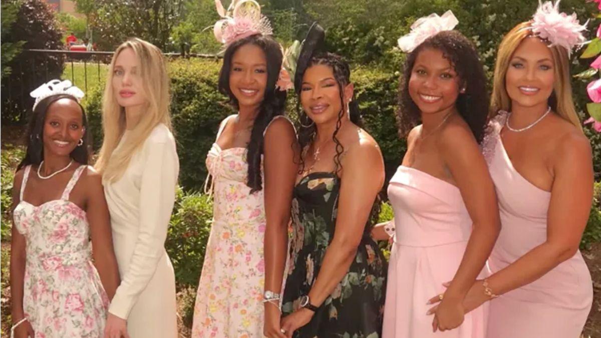 Phoo of Angelina Jolie and daughter Zahara, Gizelle Bryant