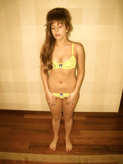 //gaga bikini twitter