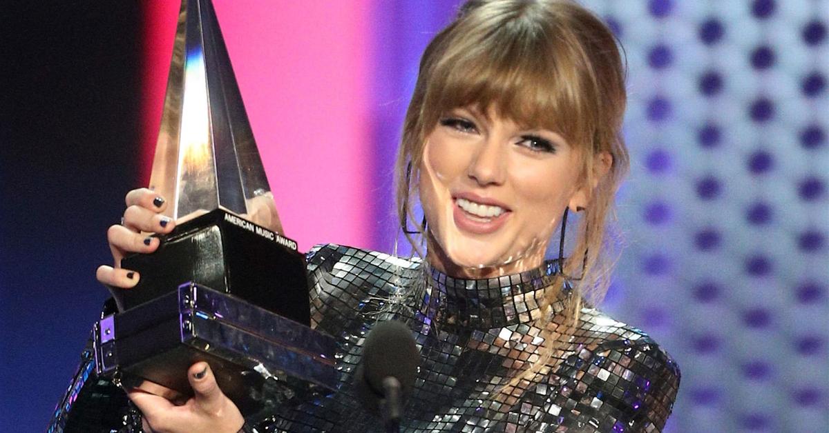 Taylor Swift Reminds Viewers To Vote In Speech After 2018 AMA Win