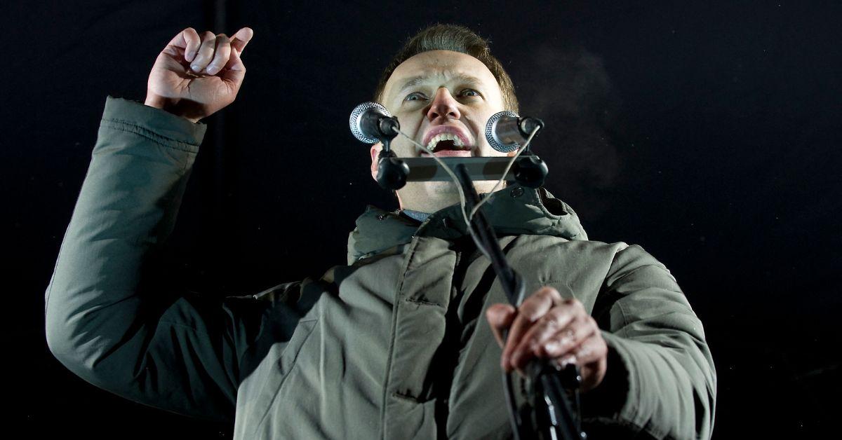 vladimir putin foe alexei navalny tied up tortured death  sources