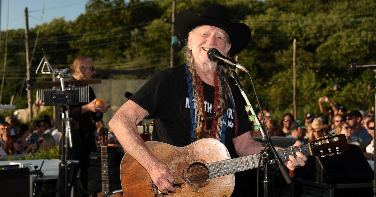 A reviewer at the Outlaw Music Festival praised Nelson's stamina during his Syracuse show.