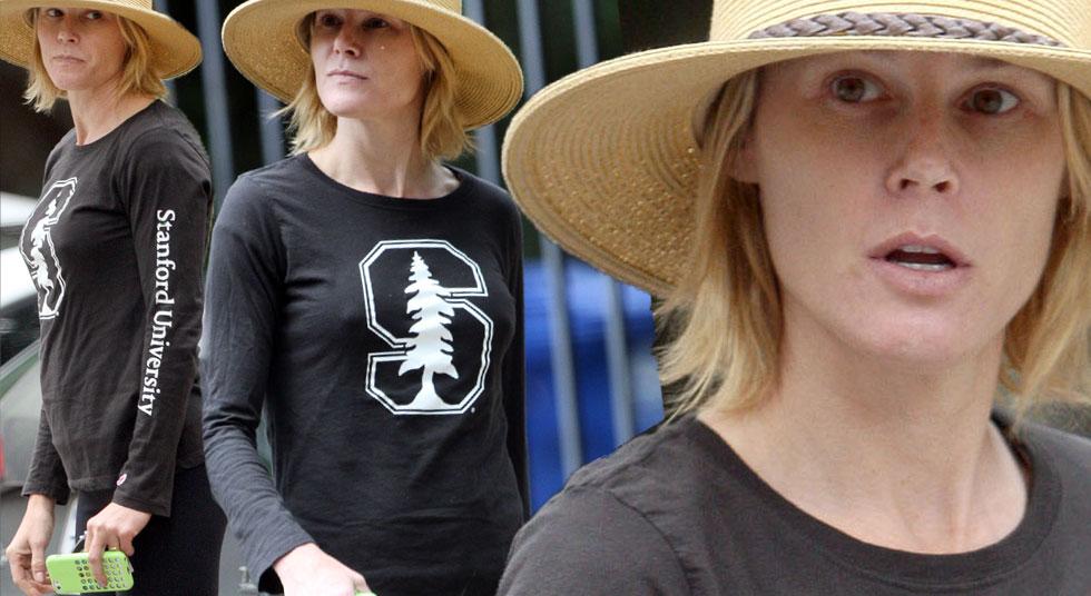 Modern Mama Julie Bowen Goes Without Makeup And A Bra For Her 