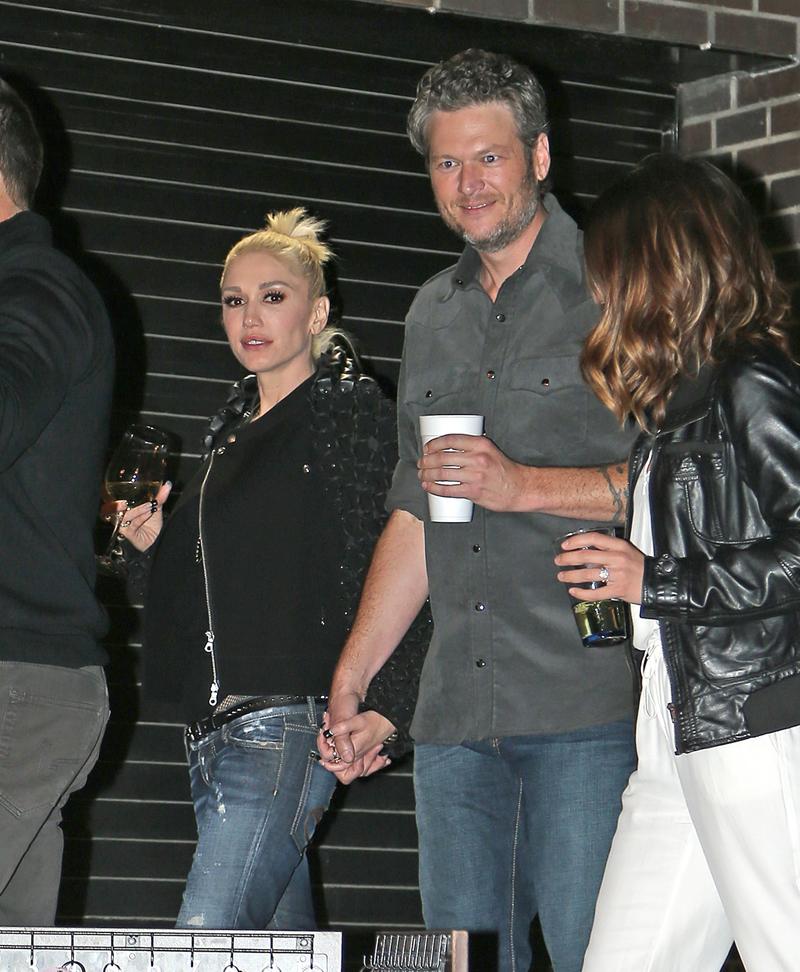 Blake Shelton Gwen Stefani Dating Holding Hands