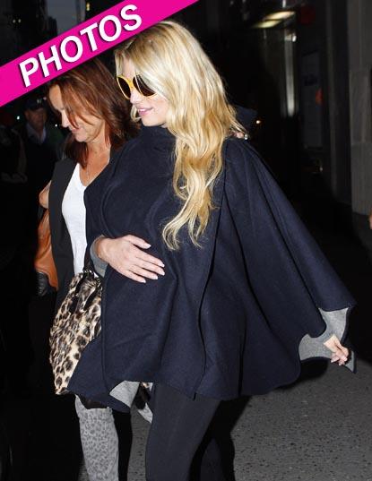 Jessica Simpson Embraces Pregnancy At NY Toy Store