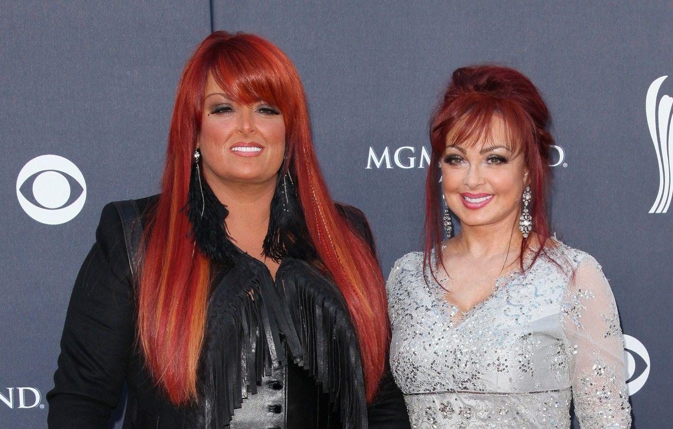 wynonna judd angry over mother naomi judds suicide