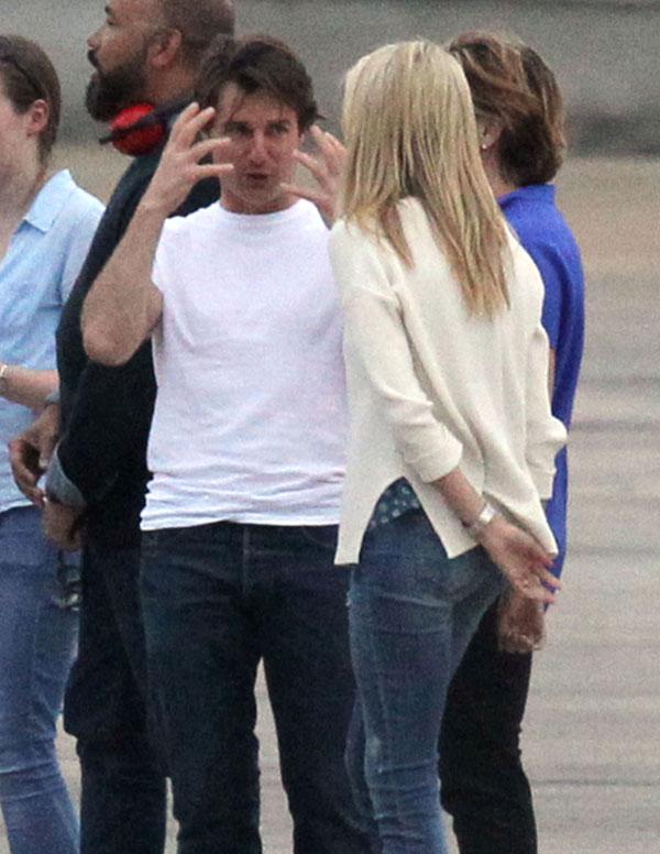 Sara Wright & Tom Cruise Flirting On Set