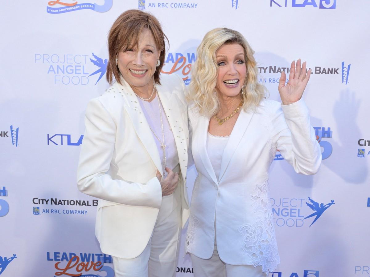 Donna Mills is encouraging Michele Lee to join her on the platform for a 'Knots Landing' reunion.