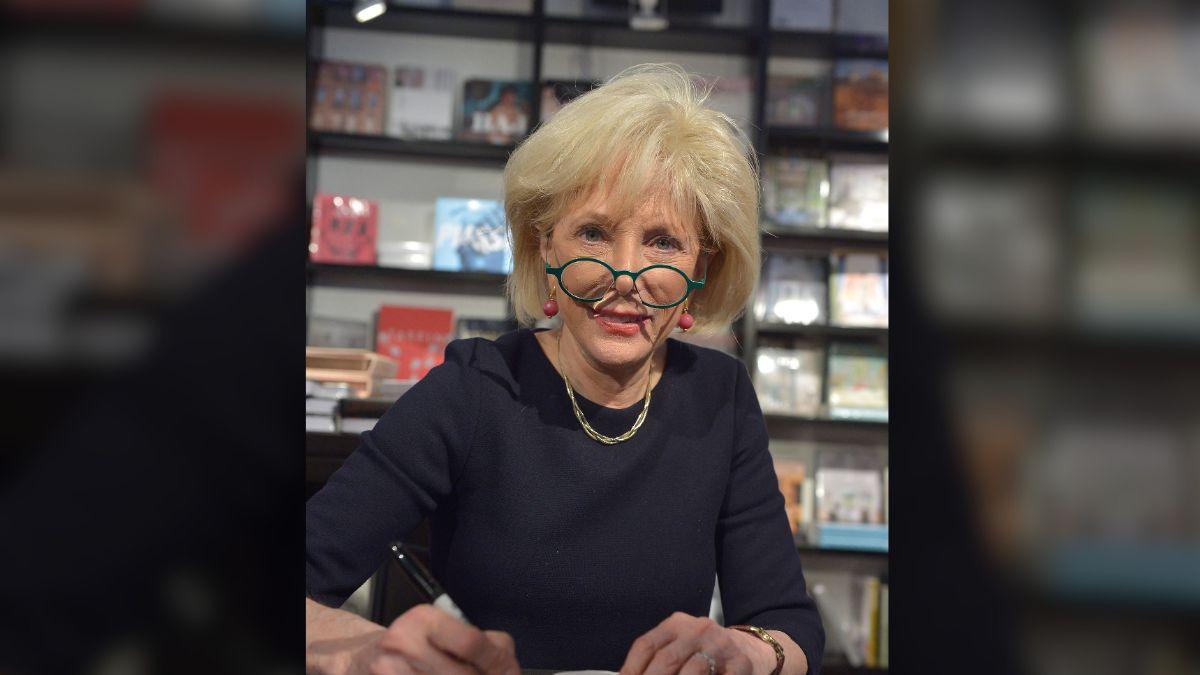 Lesley Stahl is among correspondents who pledged to remain at '60 Minutes' and fight for the program's future.