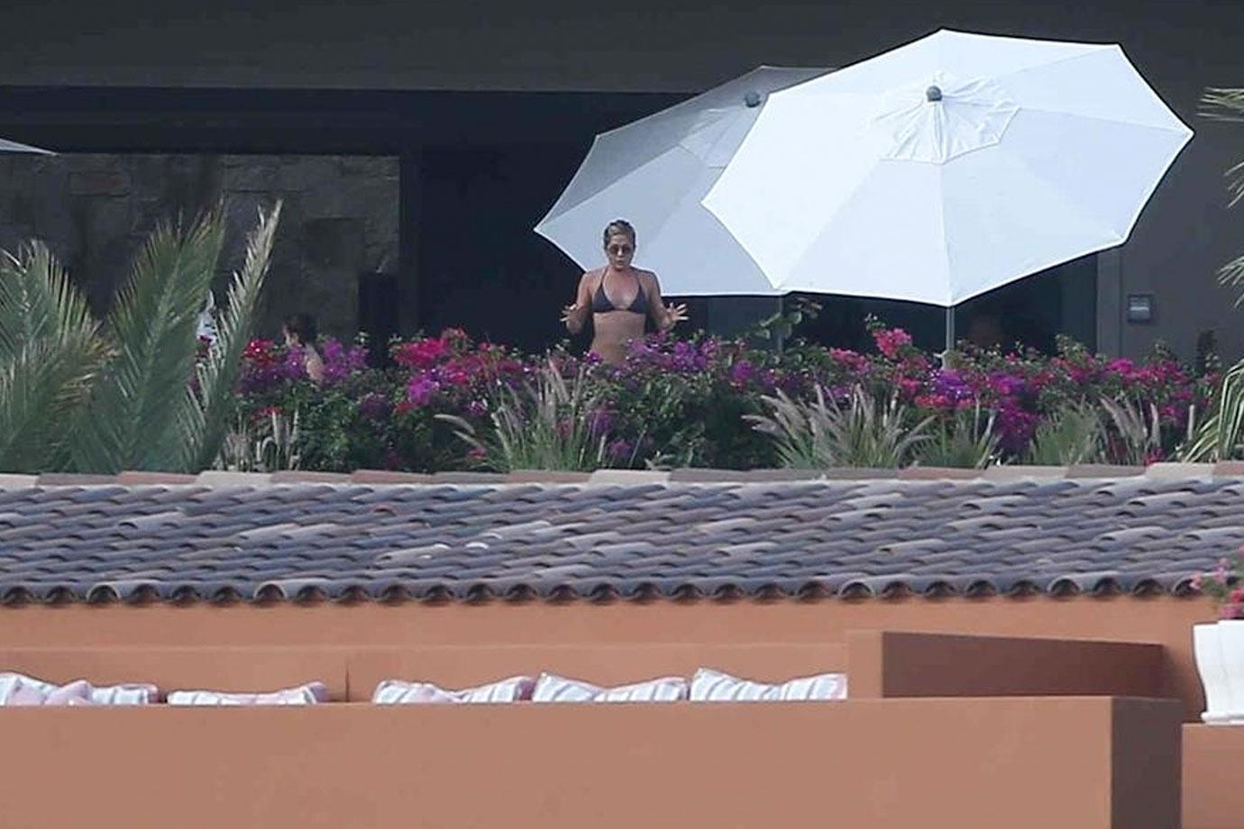 Jennifer Aniston Flaunts Amazing Bikini Body In Mexico