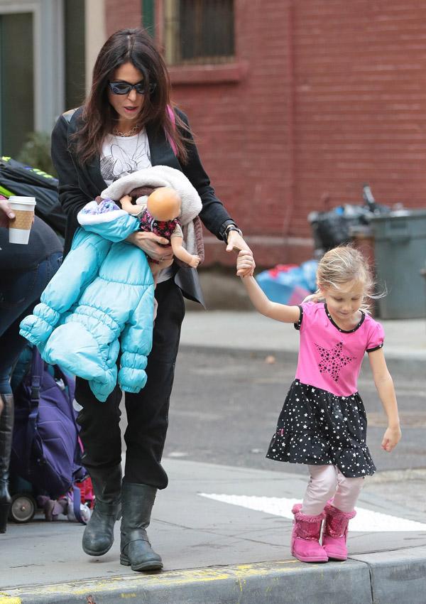 //bethenny frankel daughter bryn hoppy runs into traffic