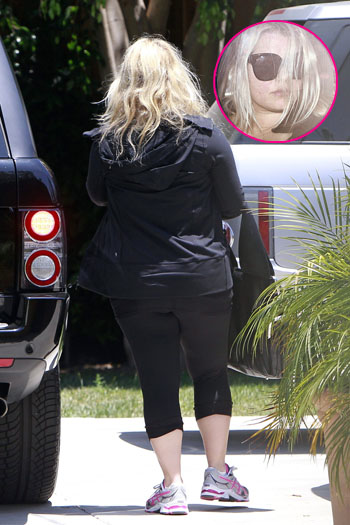 Jessica Simpson Sparks Weight Worries With Yoga Stretch - The Blast