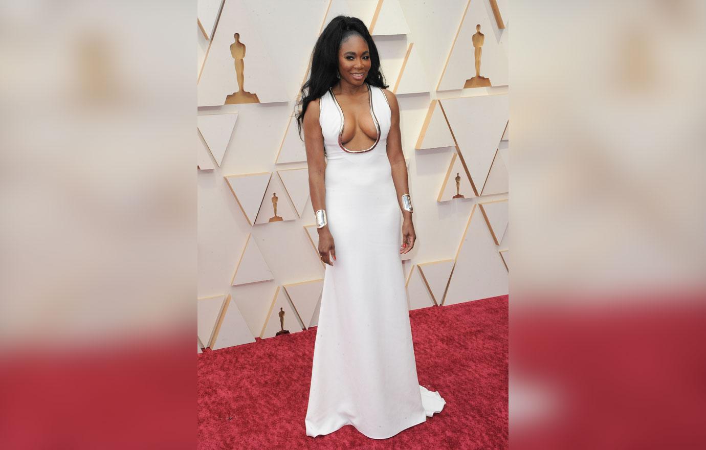 Venus Williams suffers major wardrobe malfunction in VERY low cut dress at  Oscars