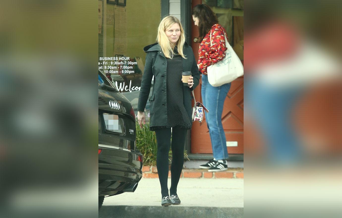 Kirsten Dunst Shows Off Baby Bump