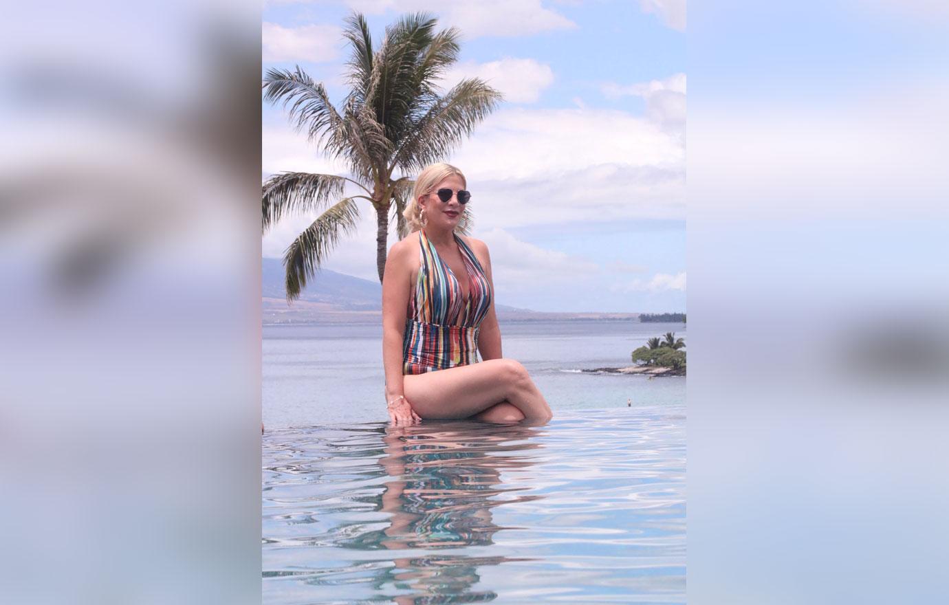 Tori Spelling Wears Swimsuit, Kisses Dean McDermott In Hawaii