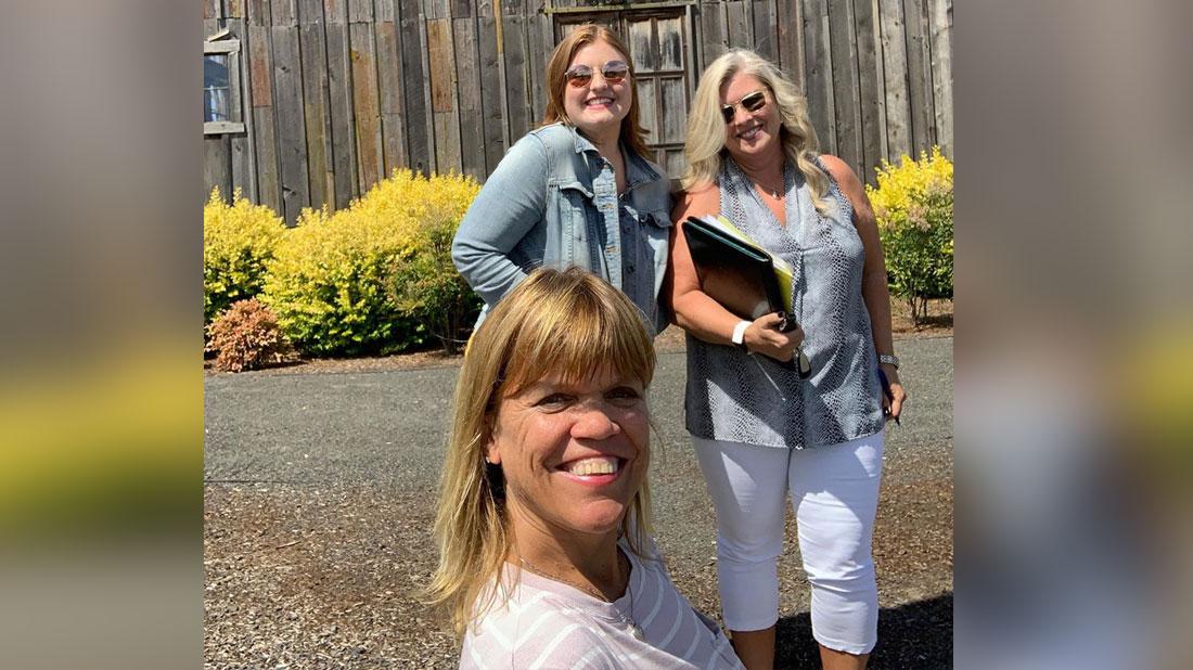 Amy Roloff takes a selfie