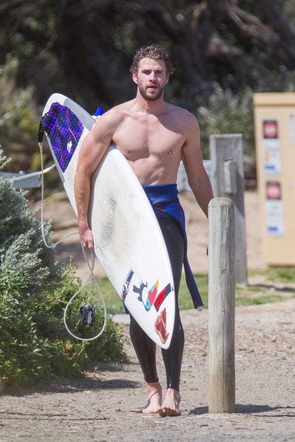 liam hemsworth shirtless beach