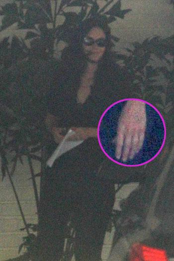 First Photos Courteney Cox Surfaces Sans Wedding Ring