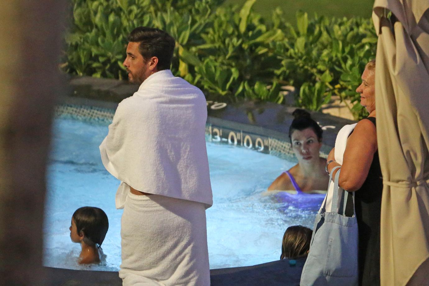 //kourtney kardashian bikini hawaii scott disick