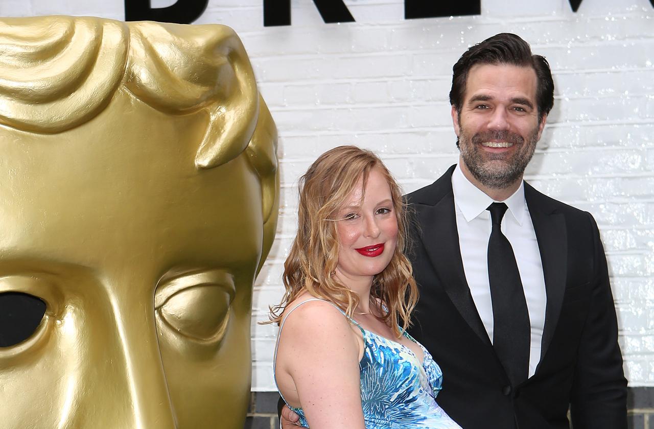 //dead pool  star rob delaney to become father again pp