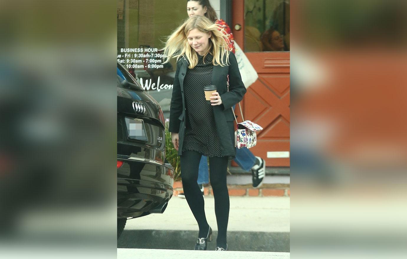 Kirsten Dunst Shows Off Baby Bump