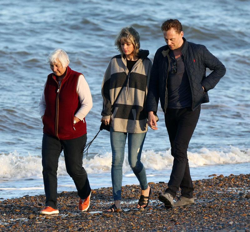 //taylor swift tom hiddleston walk beach with mom