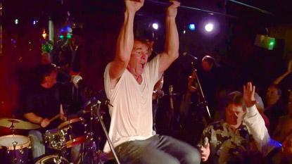 //dennis_quaid_performs__