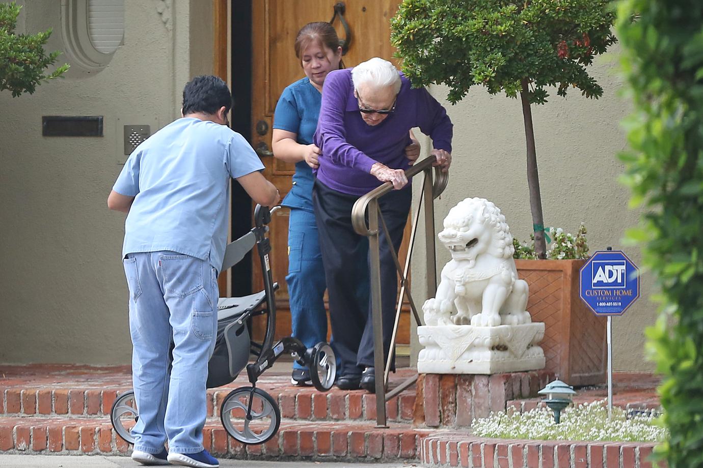 Kirk Douglas – 102-Year-Old Hollywood Legend Goes For A Walk In Beverly Hills