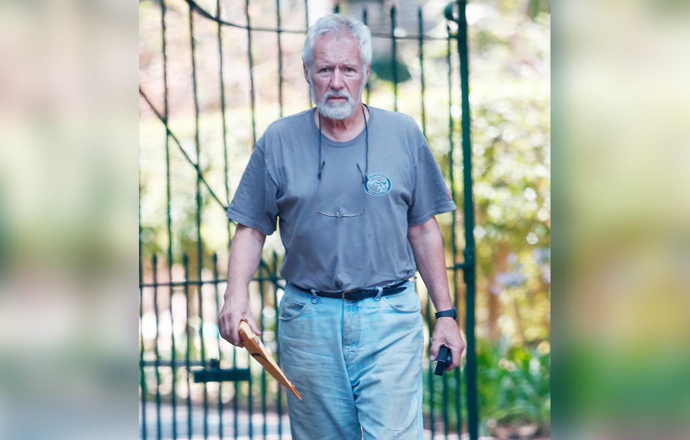 Alex Trebek – Jeopardy Host Slums It Up While Running Errands Near L.A. Home